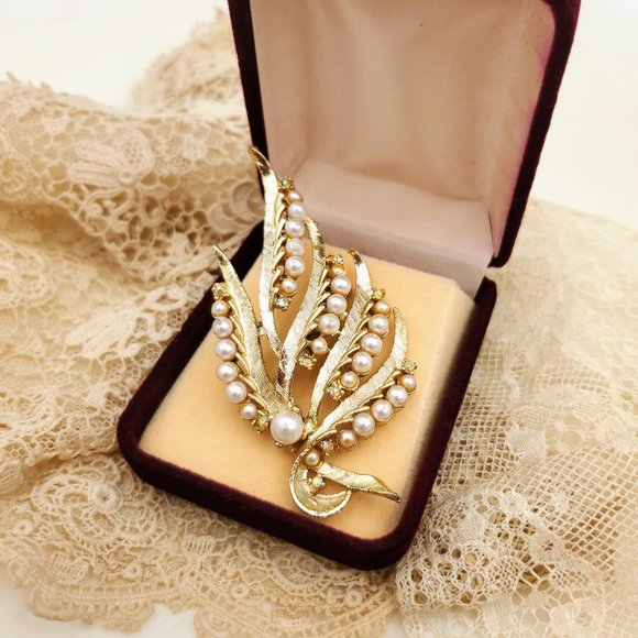 Vintage leaf brooch, Gold tone pin with pearls and AB crystals, Wedding floral - Picture 2 of 8